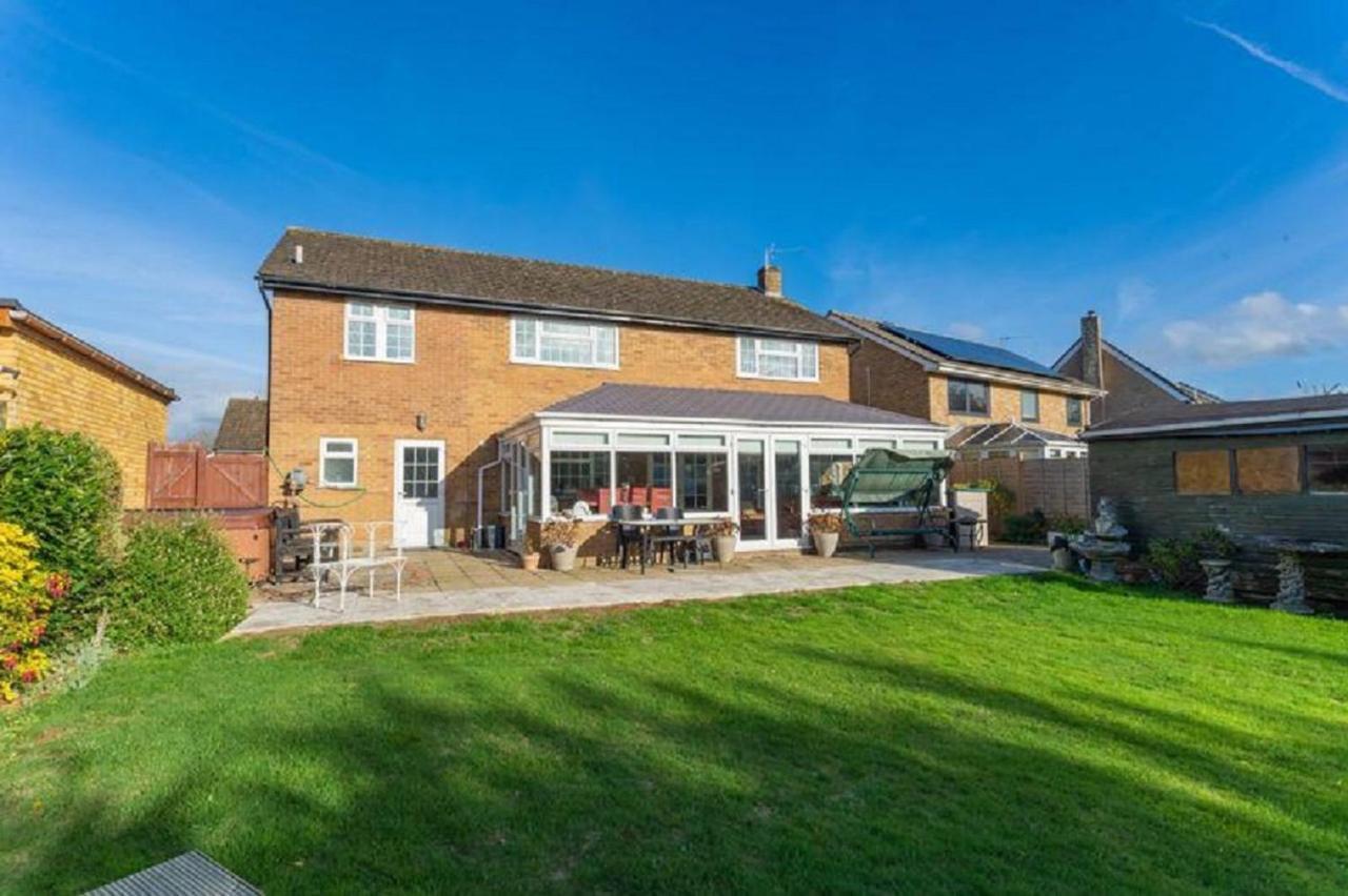 Kennedy Villa - 5 Bedroom House With Hot Tub, Wifi, Free Parkings, Close To Bicester Village Eksteriør billede