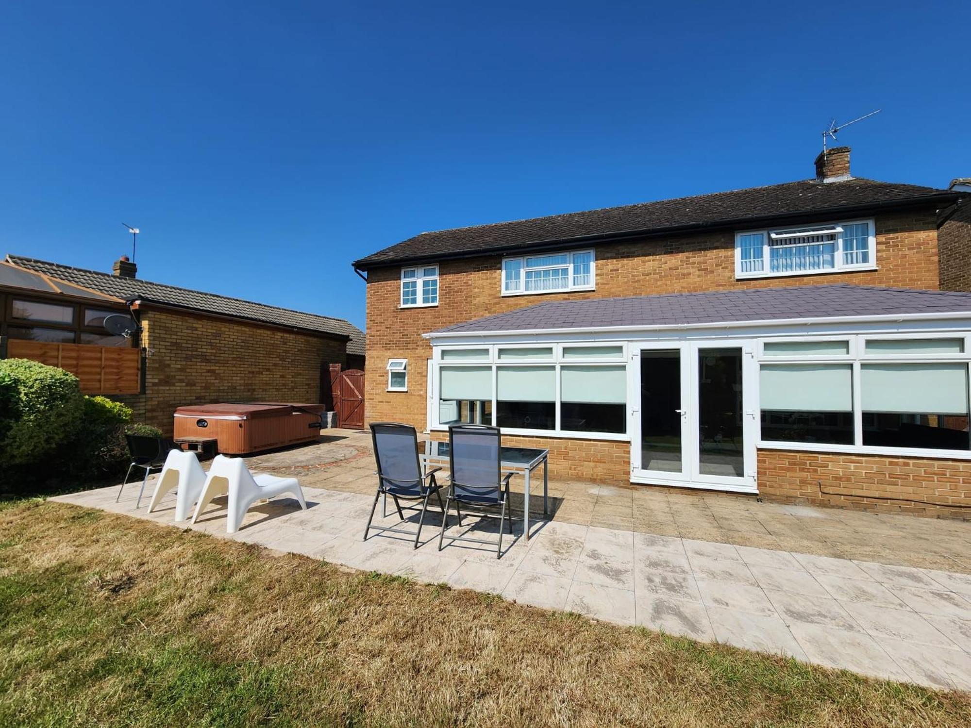 Kennedy Villa - 5 Bedroom House With Hot Tub, Wifi, Free Parkings, Close To Bicester Village Eksteriør billede