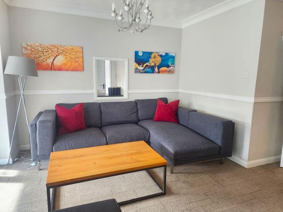 Kennedy Villa - 5 Bedroom House With Hot Tub, Wifi, Free Parkings, Close To Bicester Village Eksteriør billede