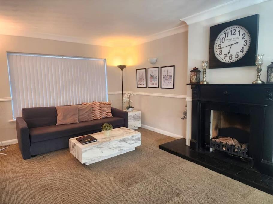 Kennedy Villa - 5 Bedroom House With Hot Tub, Wifi, Free Parkings, Close To Bicester Village Eksteriør billede